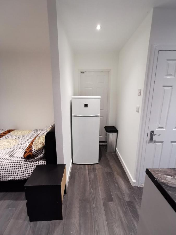 Studio Self Contained Double Bedroom London Exterior photo